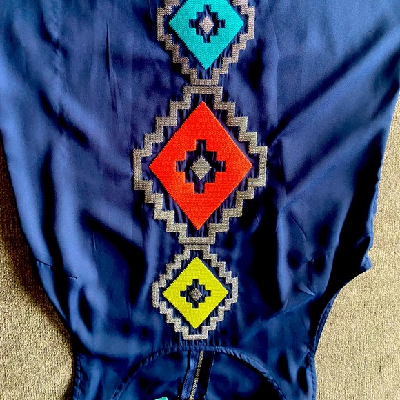 Blue shirt sleeveless with diamond colors - Picture 2 of 7